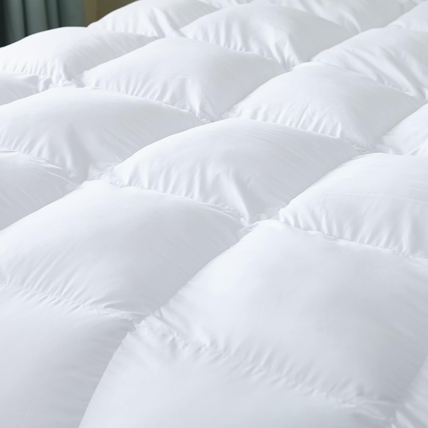 Luxurious Full/Queen Size Goose Down Fiber Waterfowl Feather Fiber Comforter Duvet Insert, Ultra-Soft 100% Cotton Cover, 60 oz. Fill Weight, All-Season White Solid Comforter