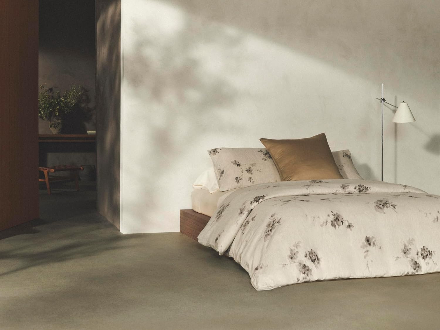Calvin Klein - King Duvet Cover Set, Soft 100% Cotton Gauze Mélange Bedding, Tailored Knife-Edge Finish, 3 Piece Bed Set with Matching Pillowcases (Aquarelle Floral Grey)
