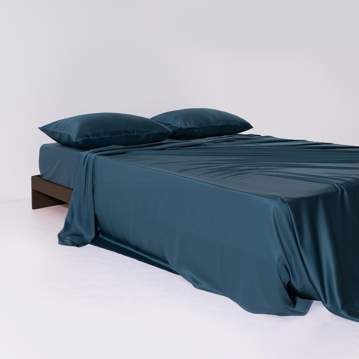 SLASHOP FURRFREE Bamboo Sheet Set - Genuine 100% Organic Viscose - Pet Hair Repellent Bedding Sheet Set for Dogs/Cats Family- Contemplating Blue Queen