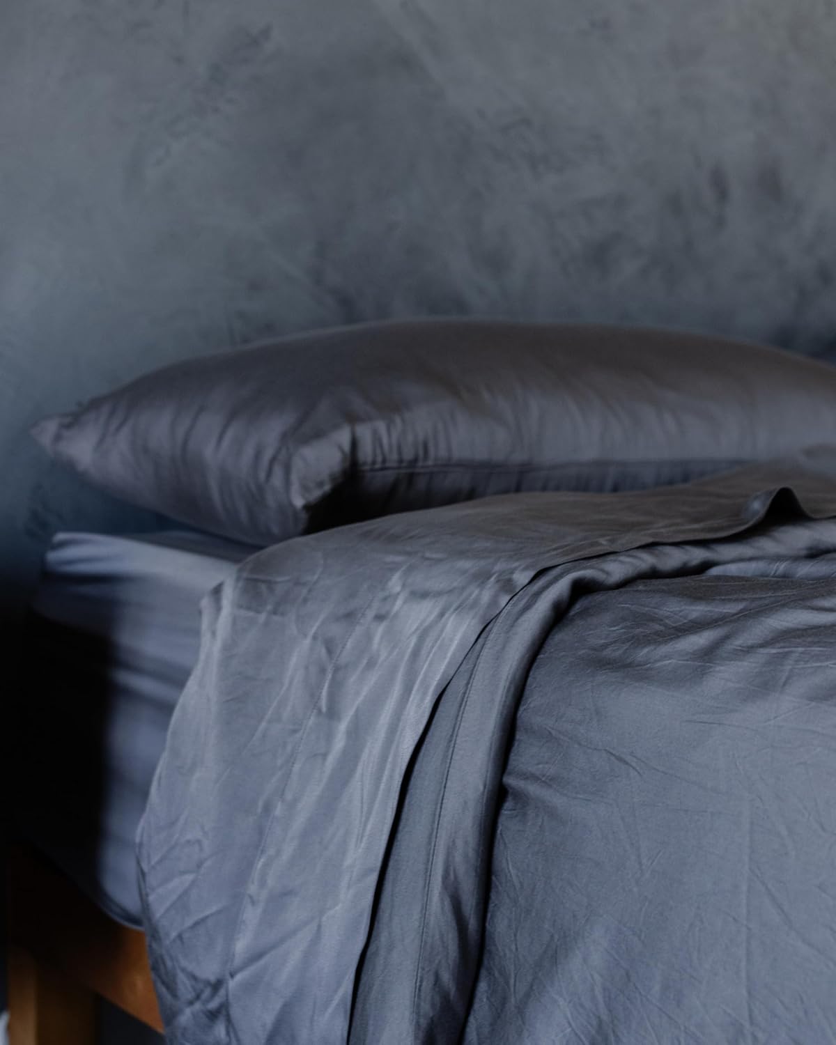 Cozy Earth Luxury Duvet Cover Queen - 100% Viscose from Bamboo - Ultra-Soft, Cooling & Lightweight Duvet Cover - Temperature-Regulating Bedding with Concealed Zip & Interior Snap Closures - Charcoal