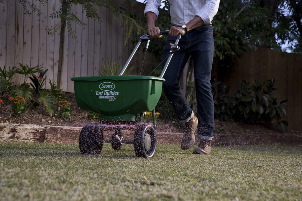 Scotts Turf Builder Bonus S Southern Weed & Feed2, Weed Killer and Lawn Fertilizer, 5,000 sq. ft., 17.24 lbs. (2-Pack)