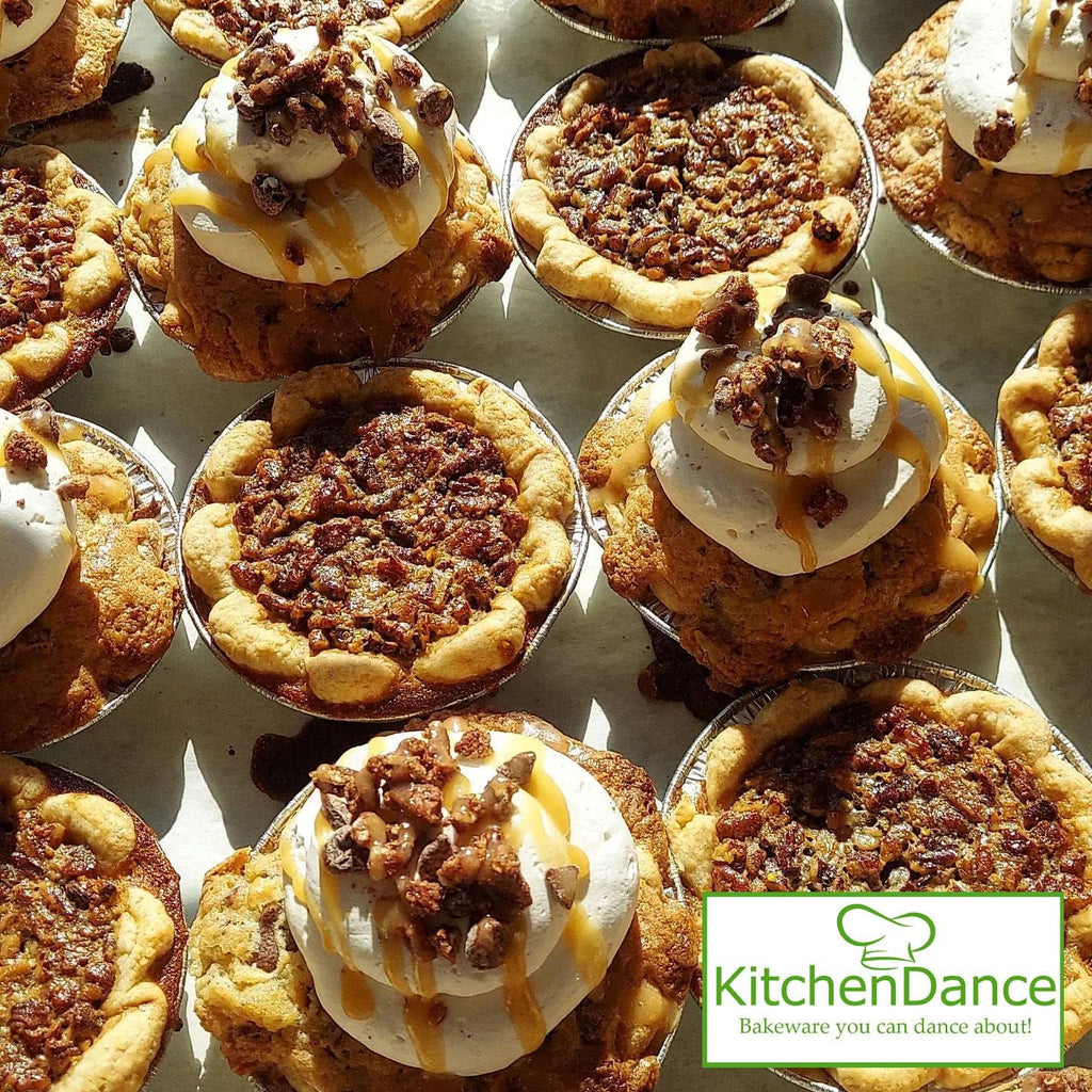 KitchenDance Mini Pie Tins with Snap-On Lids - Aluminum Pie Pans for Single Portions - Ideal for Fruit Tarts, Pies, Cheesecakes, Cobblers, Flan - Oven and Freezer Safe - 1152P (1000, Silver)
