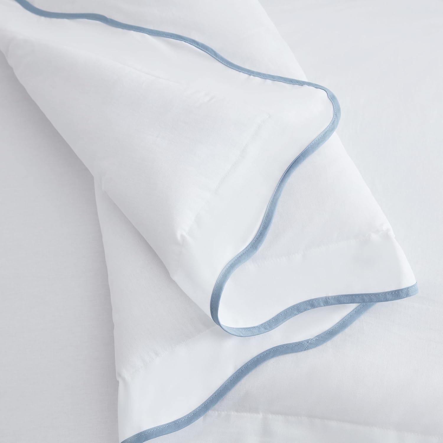 Martha Stewart - King Duvet Cover Set, Crisp & Smooth Bedding with a Cotton Percale Lightweight Feel, Reversible 3 Piece Bed Set with Matching Pillowcases (Simple Scallop Blue)