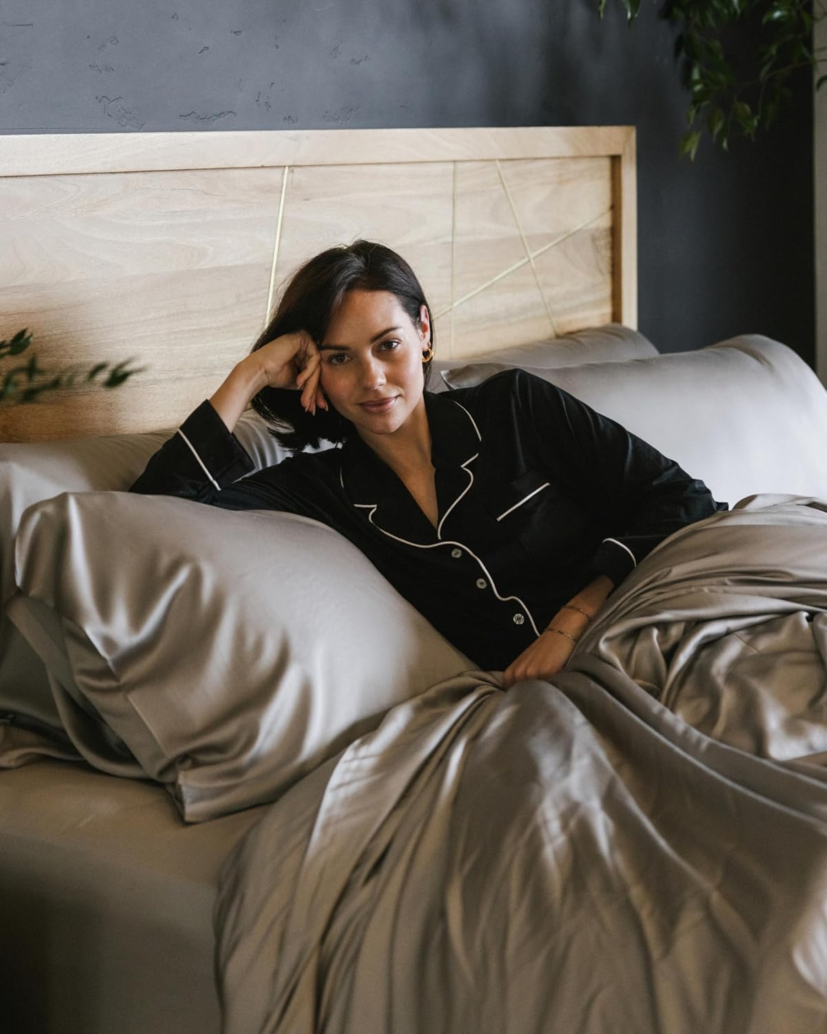 Cozy Earth Luxury Duvet Cover Queen - 100% Viscose from Bamboo - Ultra-Soft, Cooling & Lightweight Duvet Cover - Temperature-Regulating Bedding with Concealed Zip & Interior Snap Closures - Dove Grey
