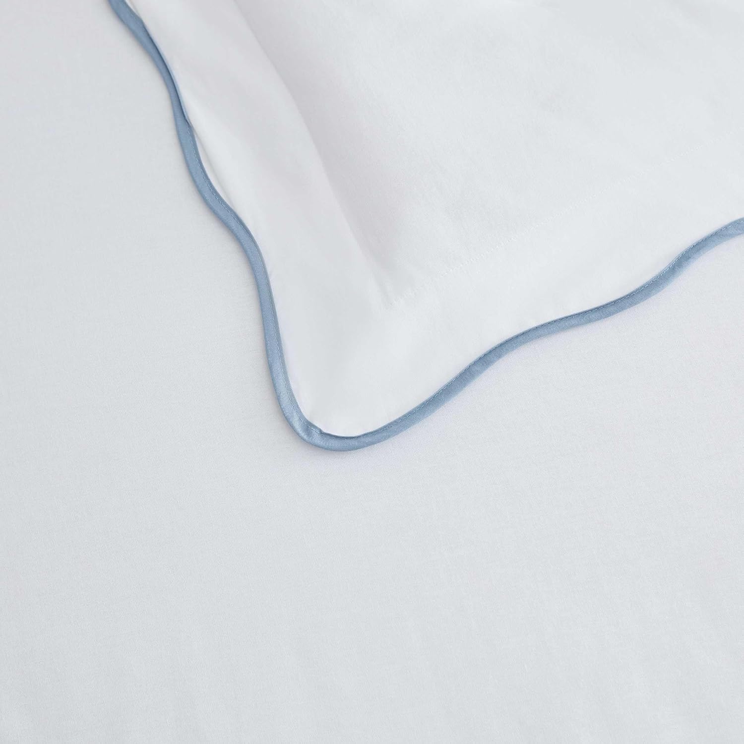 Martha Stewart - King Duvet Cover Set, Crisp & Smooth Bedding with a Cotton Percale Lightweight Feel, Reversible 3 Piece Bed Set with Matching Pillowcases (Simple Scallop Blue)