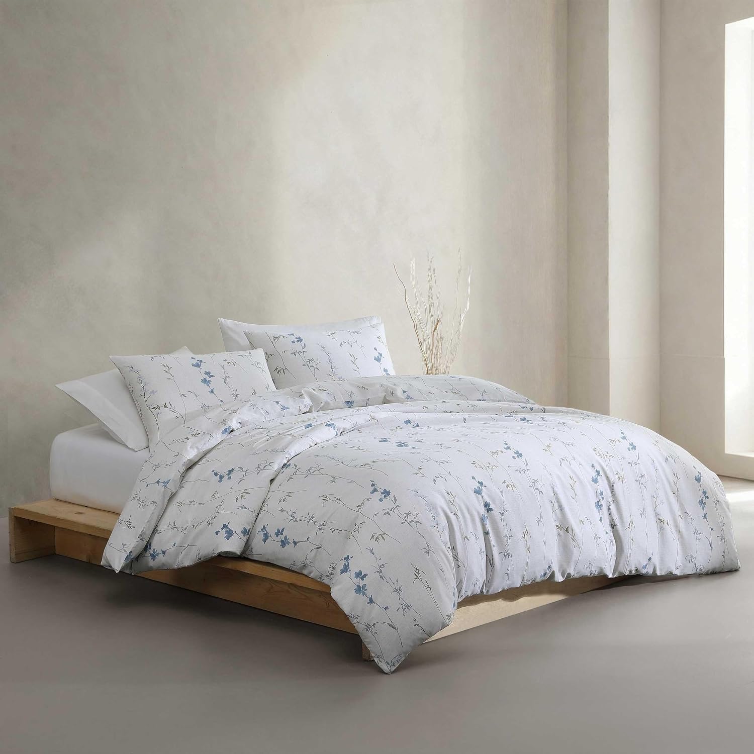 Calvin Klein - Queen Duvet Cover Set, 100% Reversible Cotton Floral Bedding with a Naturally Soft Feel, Floral Bed Set with Matching with Matching Pillowcases (Wildflower Beige)