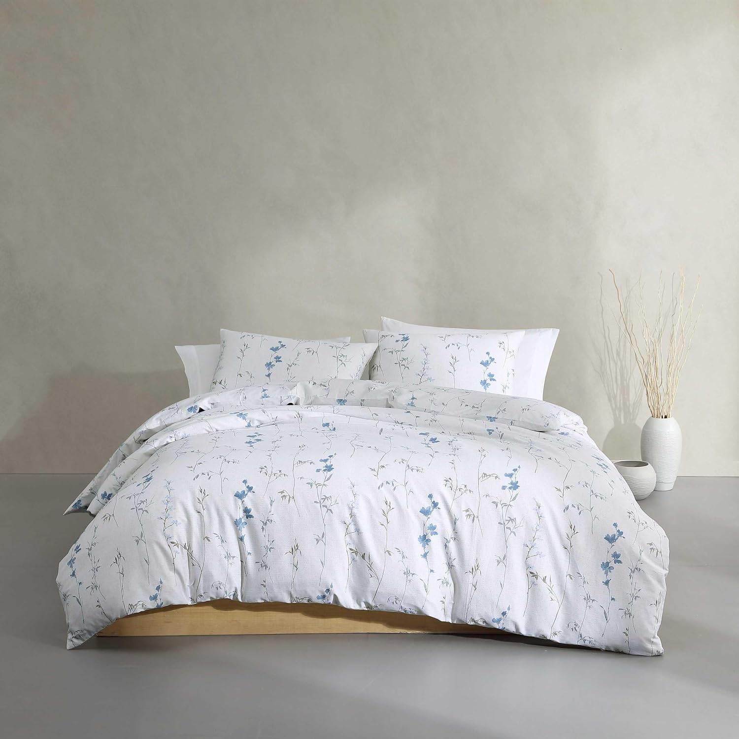 Calvin Klein - Queen Duvet Cover Set, 100% Reversible Cotton Floral Bedding with a Naturally Soft Feel, Floral Bed Set with Matching with Matching Pillowcases (Wildflower Beige)
