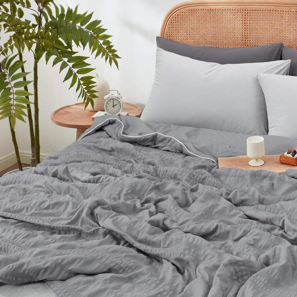 Cozy Bliss Seersucker Cooling Comforter King Size, Q-Max 0.45 Reversible Lightweight Cooling Blanket, Breathable Silk Smooth Summer Bedding Quilt for Hot Sleepers Night Sweats Dark Grey