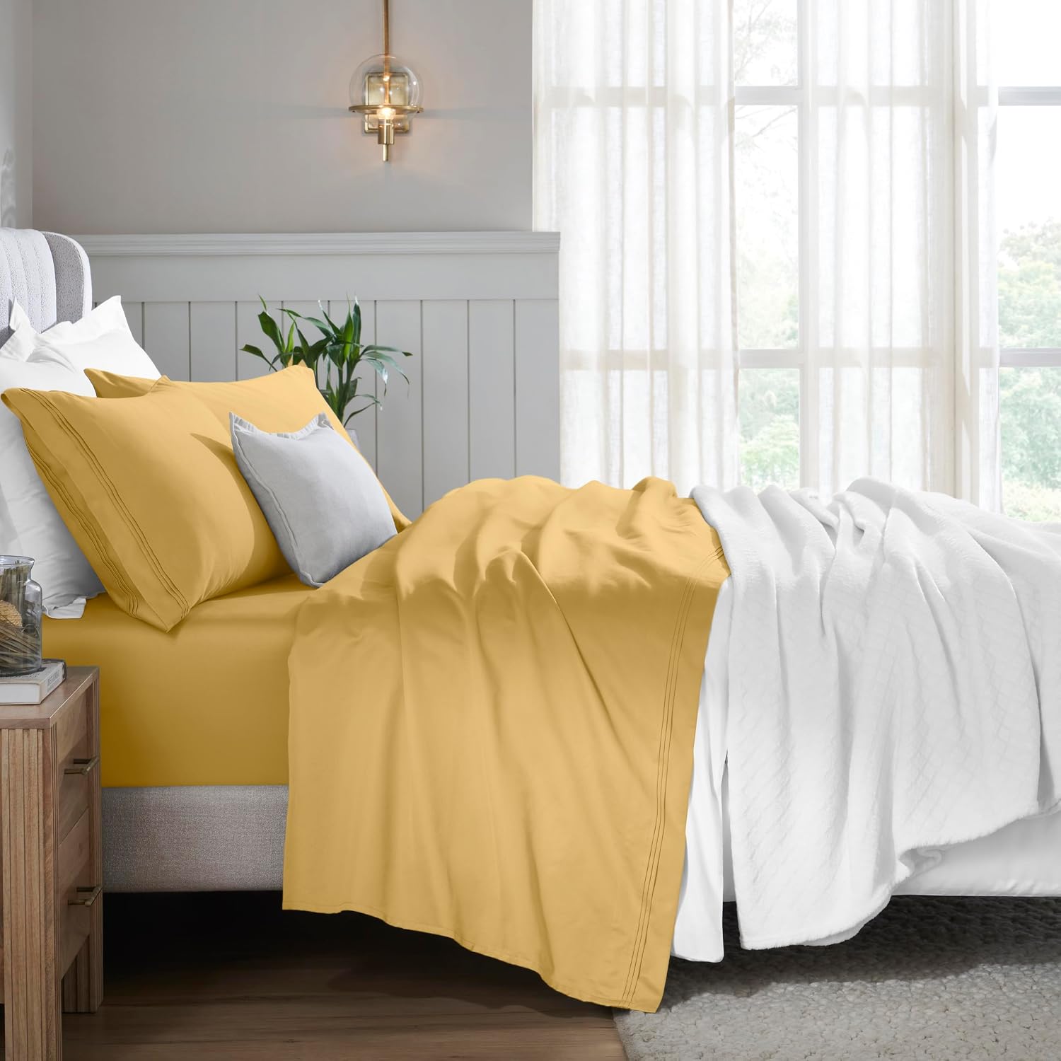 Superior Egyptian Cotton 4 Piece Sheet Set, 650 Thread Count, Modern Design, Sustainable Sheets, Ultra-Soft Basics, Solid, Deep Pocket Fitted Sheet, Flat Sheet, Pillowcases, King, Gold