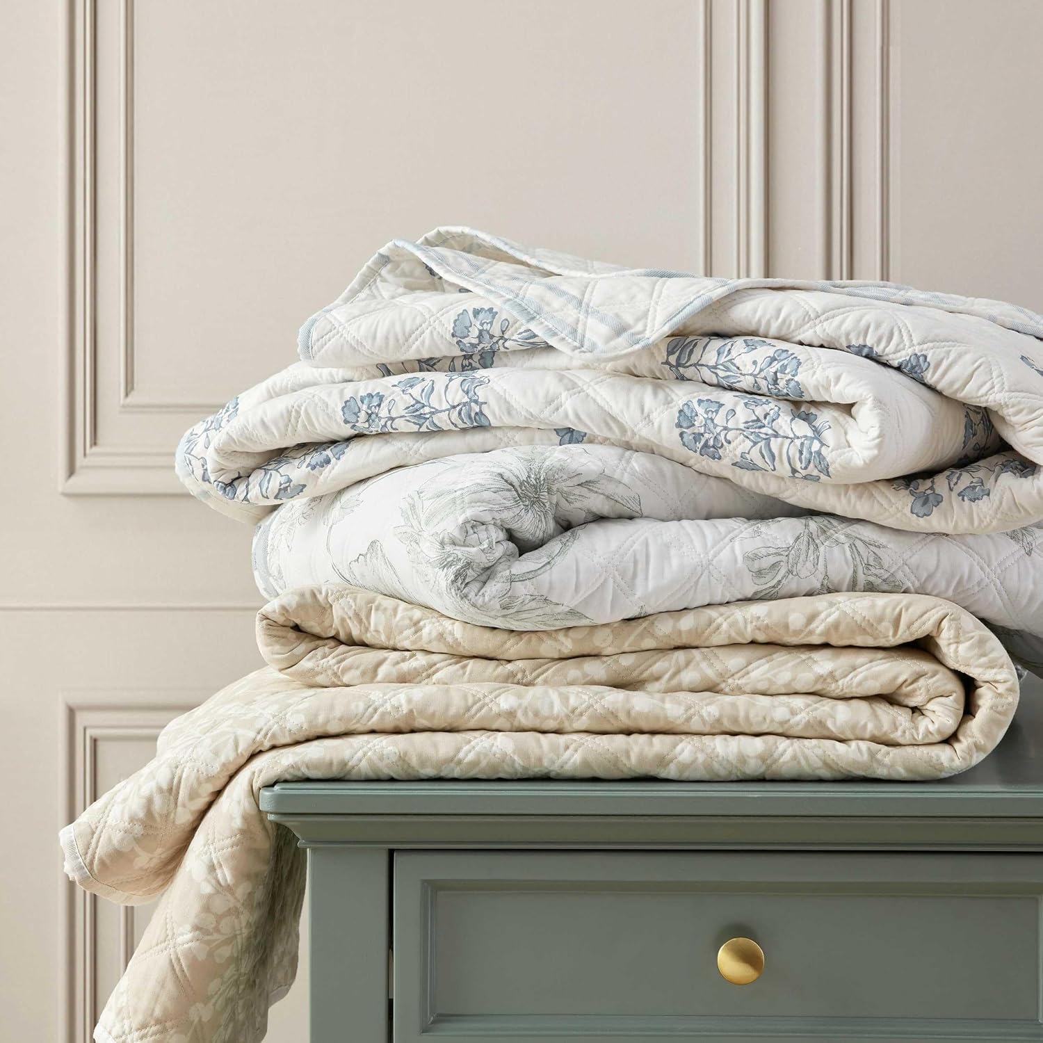 Martha Stewart - Queen Comforter Set, Naturally Soft Cotton-Rich Jacquard Bedding w/Matching Pillowcases, Textured 3 Piece Bed Set (Garden Trellis White)