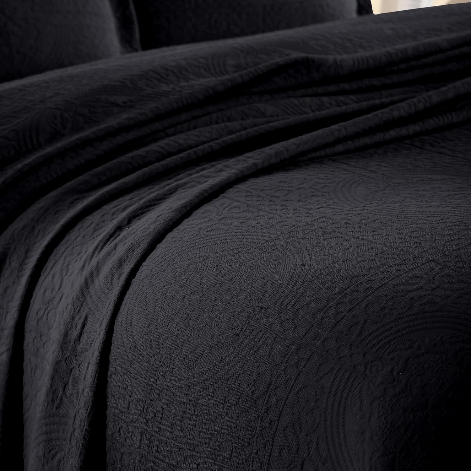 Superior Cotton Fleur De Lis Bedspread Set, Warm Blankets, All-Season Bedding, Bedroom Decor, Decorative Boho Medallion Coverlet, Includes 1 Bedspread, 2 Pillow Shams, King, Black