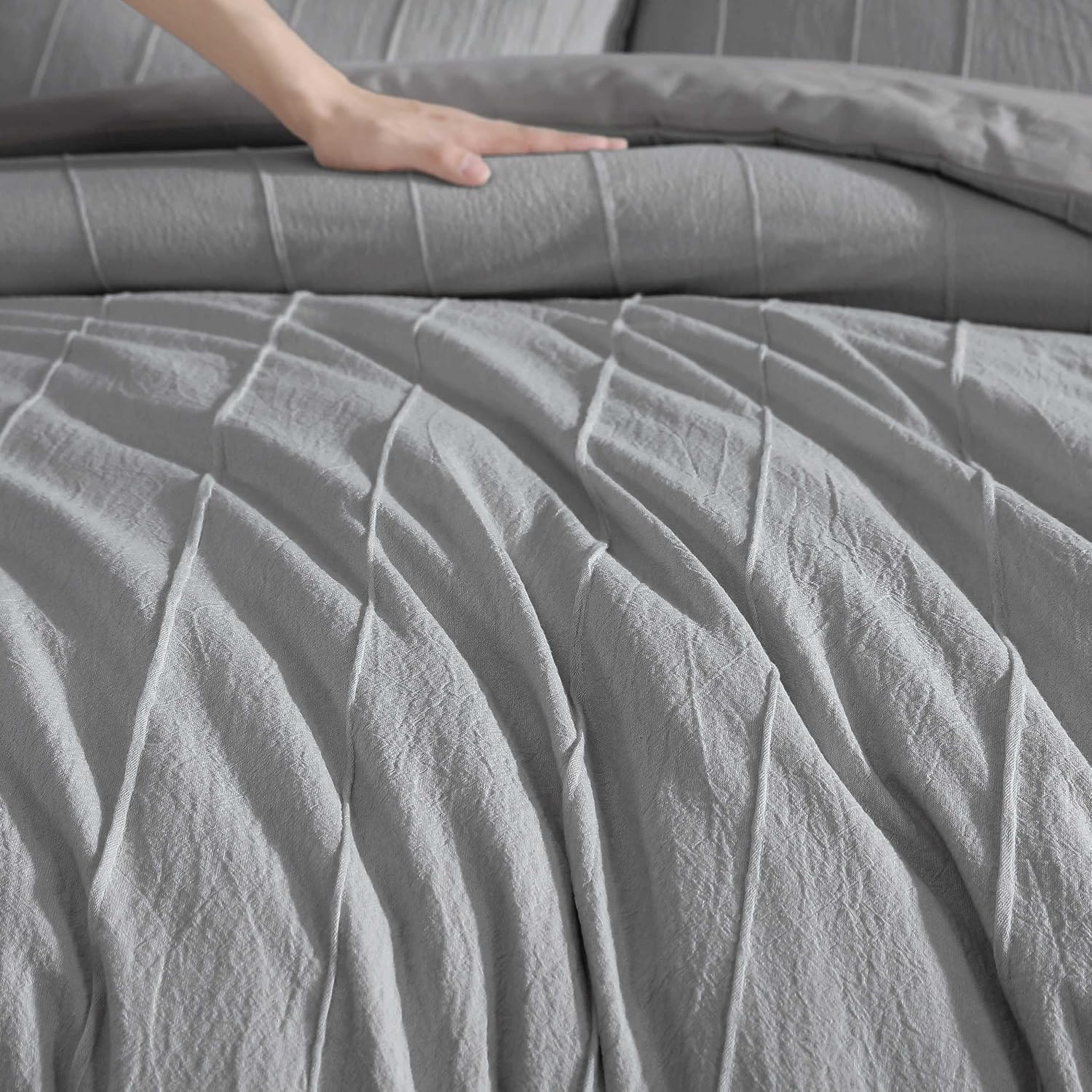 Vera Wang - Queen Comforter Set, Soft Cotton Bedding w/Smooth Cotton Percale Reverse, Lightweight for Year Round Comfort, 3 Piece Bed Set w/Matching Pillowcases (Woven Tucks Grey)