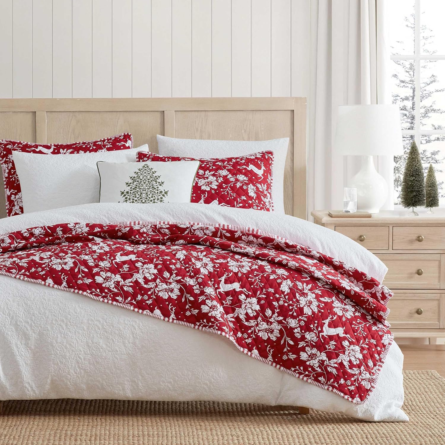 Martha Stewart - Queen Comforter Set, Naturally Soft Cotton-Rich Jacquard Bedding w/Matching Pillowcases, Textured 3 Piece Bed Set (Garden Trellis White)
